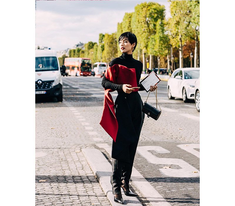 'Cô em trendy' Khánh Linh đã lọt vào mắt xanh của truyền thông quốc tế nhờ vào trang phục ấn tượng. Đến với show của Elie Saab, cô nàng diện set đồ đỏ - đen phá cách của nhà thiết kế Phương My cùng phụ kiện vàng đồng sang trọng.
