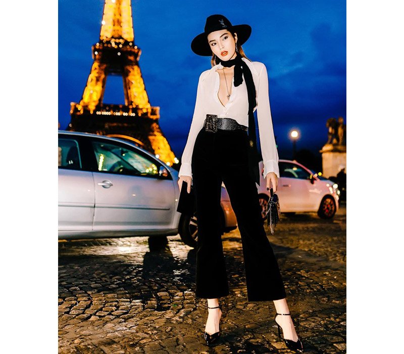 Theo lời mời của YSL, Kỳ Duyên đã lên đường tham gia Tuần lễ Thời trang Paris Xuân hè 2020. Nàng Hậu gây ấn tượng mạnh với phong cách menwear, hững hờ khoe đôi gò bồng đào và cây đồ hiệu từ đầu đến chân.
