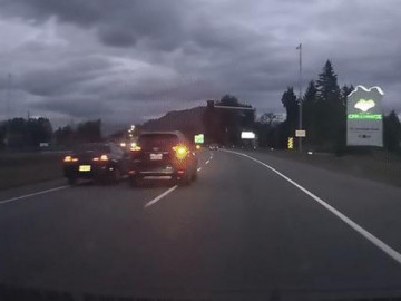 Hai ôtô va chạm, liên tục cà khịa nhau ở tốc độ cao