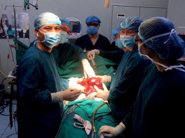 Mang thai khó thở, đau tức ngực, đi đăng ký sinh phát hiện vật thể nặng bằng em bé 3kg