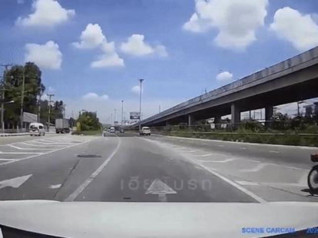 Clip Eva - Nhập làn nhanh, phụ nữ lái xe máy "trêu" ôtô