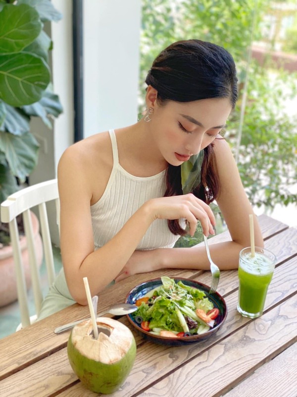 Đang mùa thi cử mà sợ béo, Lương Thuỳ Linh chăm chỉ tranh thủ ca trưa trốn đi tập gym - 6