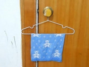 Nhà đẹp - Qua nhà bạn thấy nắm cửa luôn treo khăn ướt, biết lý do tôi về làm theo ngay