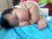 Làm mẹ - Mẹ khoe tài nuôi con khéo béo tròn, hai má như "2 cân thịt" nhưng ai cũng lắc đầu chê