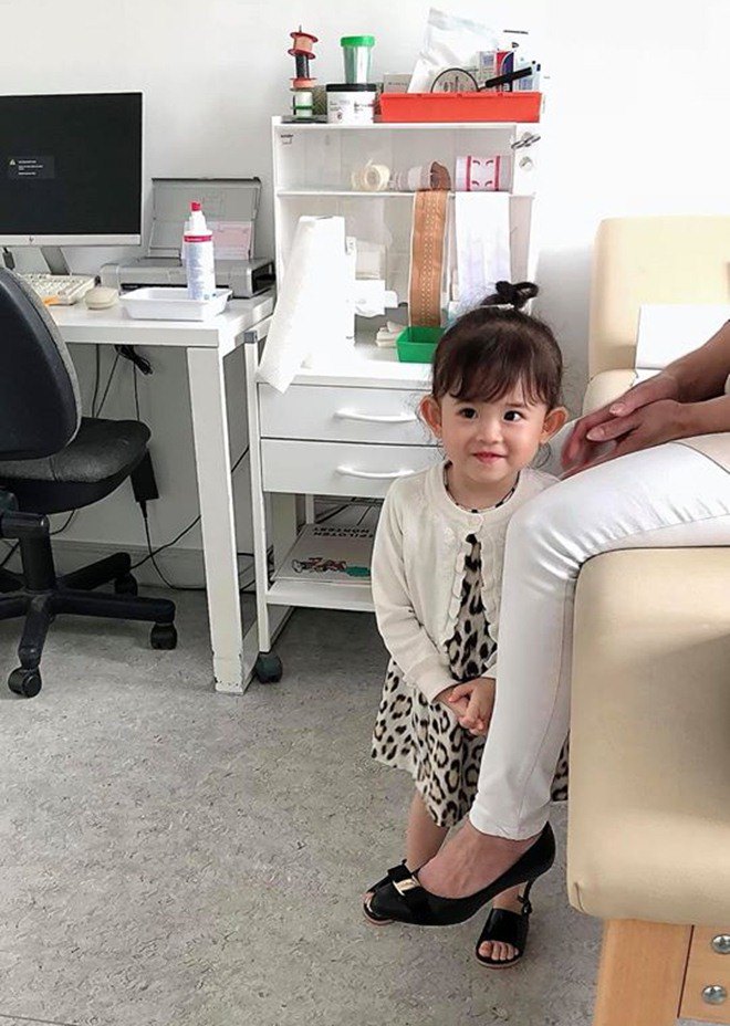 Sao Việt 24h: Hoài Linh bị thương phải băng chân, fan vừa thương vừa buồn cười - 5