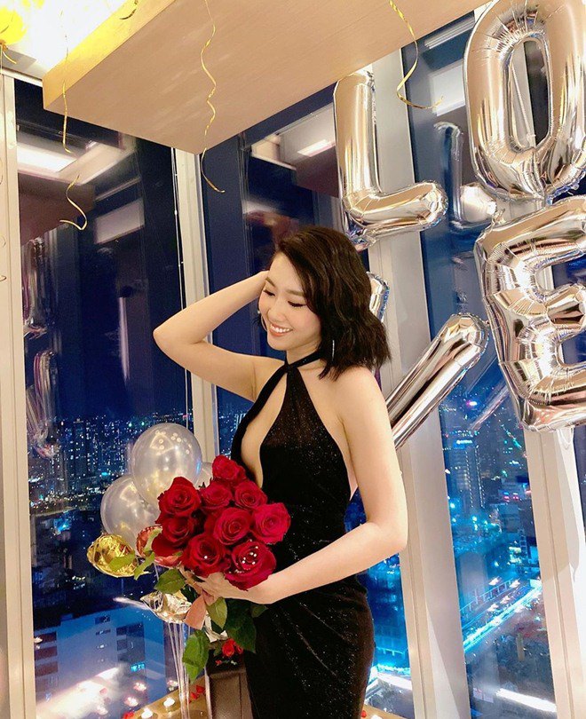 Sao Việt 24h: Hoài Linh bị thương phải băng chân, fan vừa thương vừa buồn cười - 10