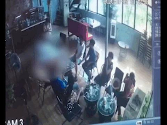 Clip Eva - Gã đàn ông rút dao đâm tử vong một người tại quán cà phê ở Chương Mỹ