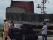 Clip Eva - Container lùi xe không quan sát khiến Mazda 3 bẹp đầu