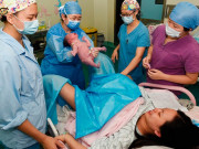 Bà bầu - Quá sức khi sinh con, mẹ trẻ vô tình làm điều xấu hổ ngay trên bàn đẻ