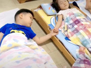 Làm mẹ - Cô gửi ảnh con gái ngủ trưa ở trường, nhìn hành động bé trai mà mẹ sôi máu