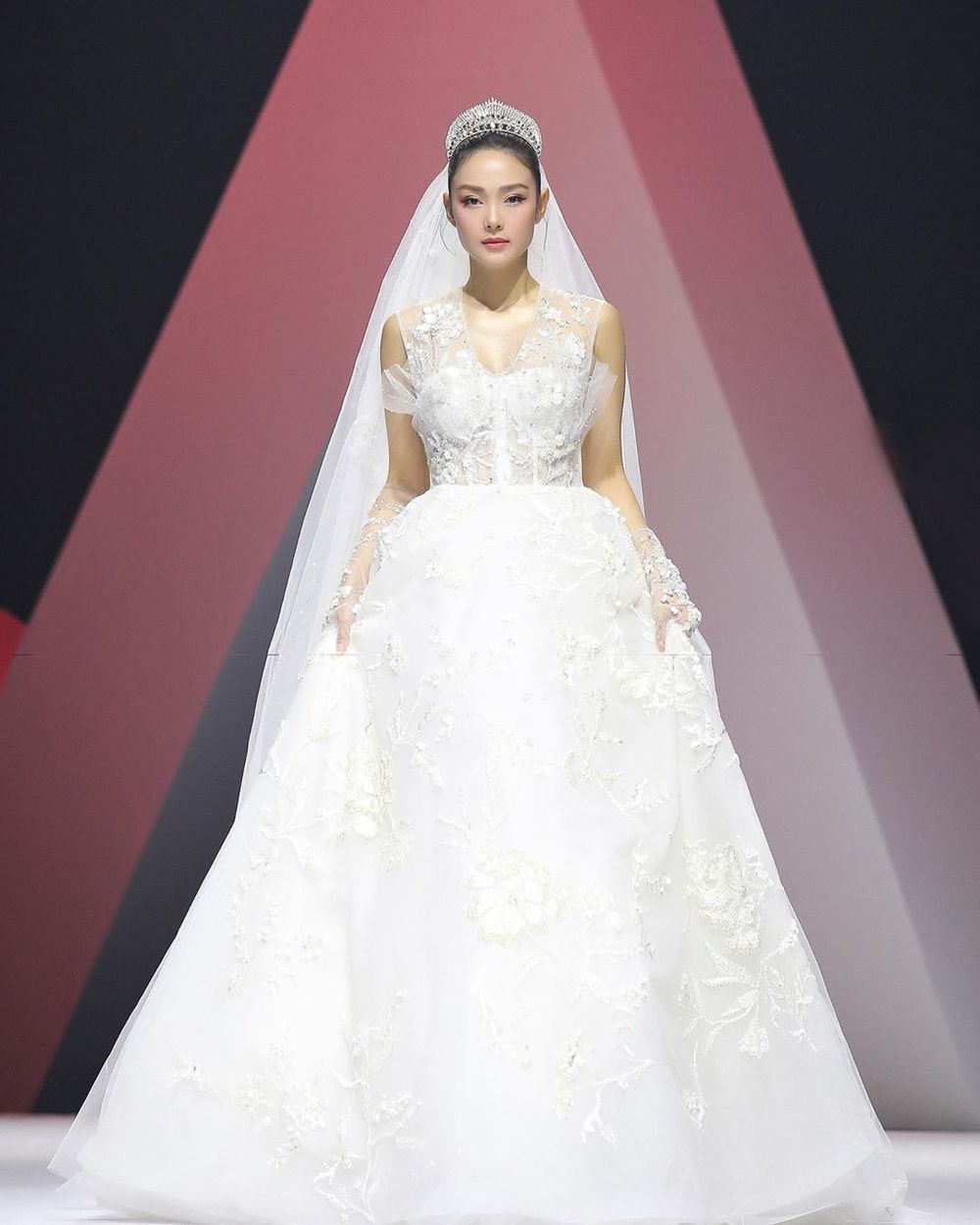 Minh Hằng: amp;#34;Không chạnh lòng khi bạn bè kết hôn vì chưa đủ khát khao làm vợ, làm mẹamp;#34; - 12