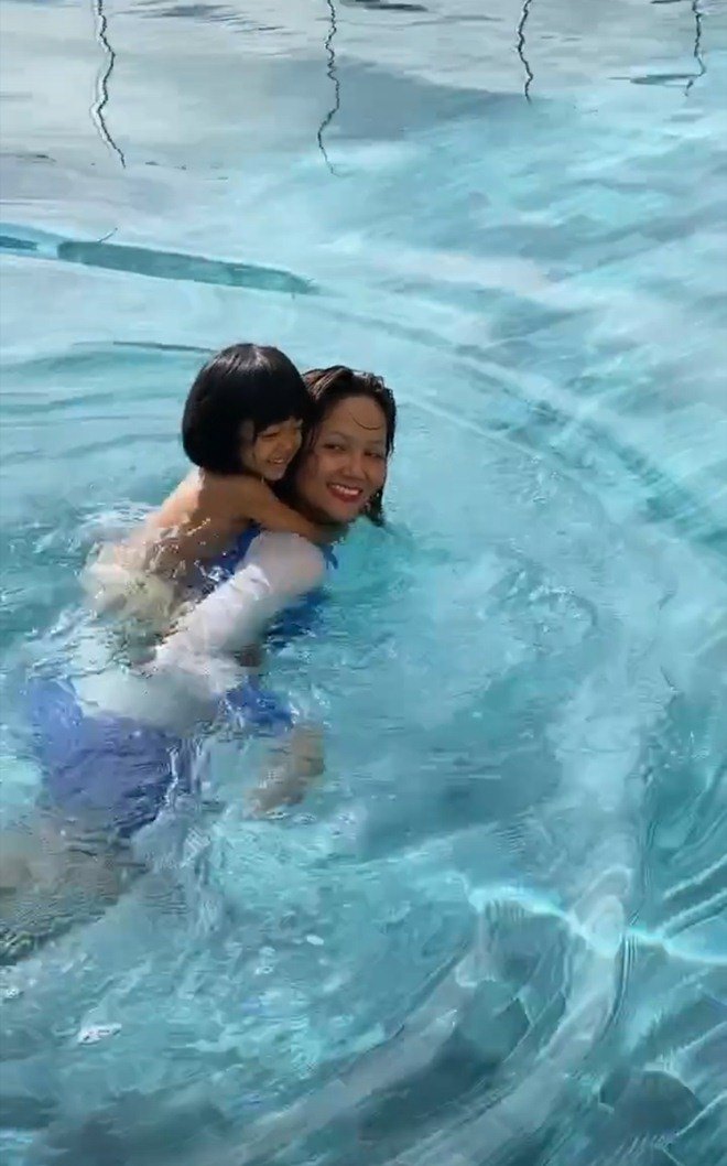 Sao Việt 24h: Chân dung cô bé được Hoa hậu Hamp;#39;Hen Niê coi như con ruột - 2