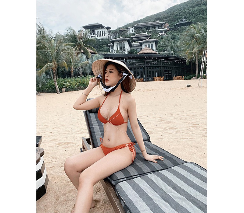 Những hình ảnh hot girl Hà thành thả dáng với trang phục bikini gợi cảm thường xuyên được cô nàng đăng tải lên trang mạng xã hội cá nhân.
