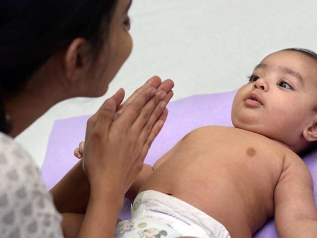 Cách mát xa cho trẻ sơ sinh dễ ngủ, dễ tiêu hóa, lợi ích đủ đường