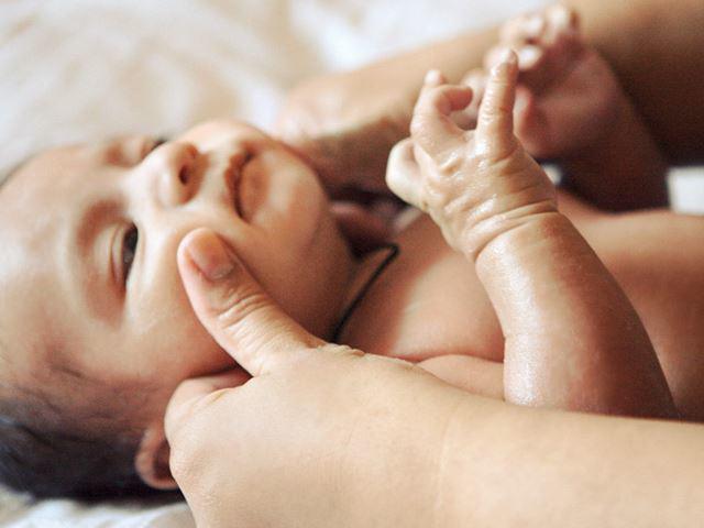 Cách mát xa cho trẻ sơ sinh dễ ngủ, dễ tiêu hóa, lợi ích đủ đường - 4