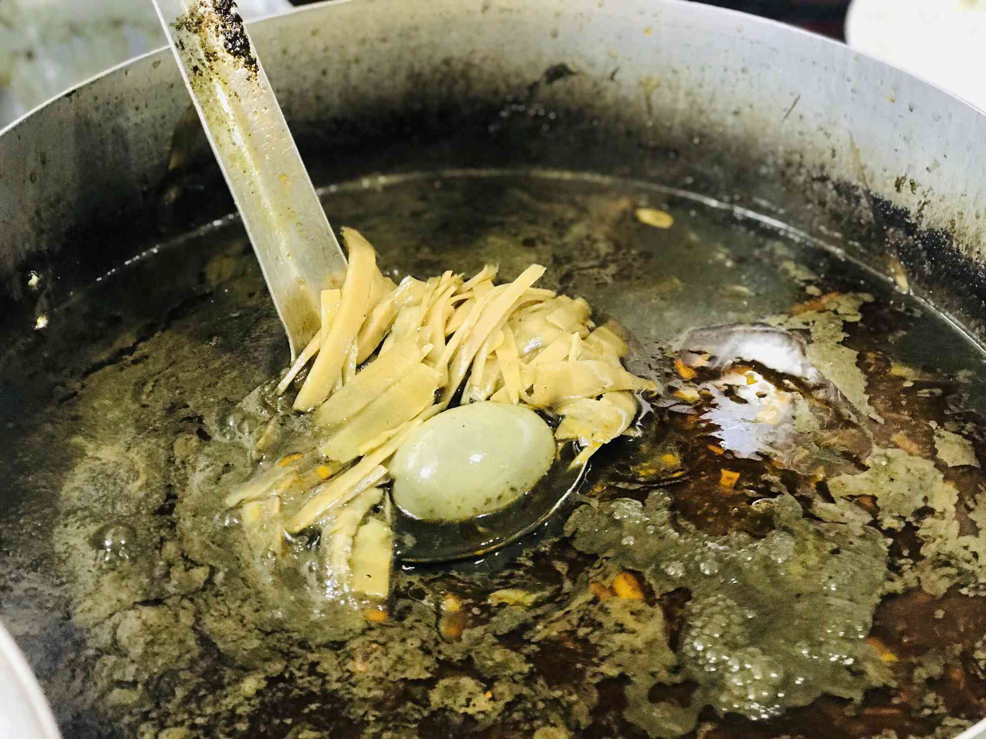Bún cua thối, vừa ăn vừa bịt mũi thế mà là đặc sản, ăn riết rồi nghiền - 6