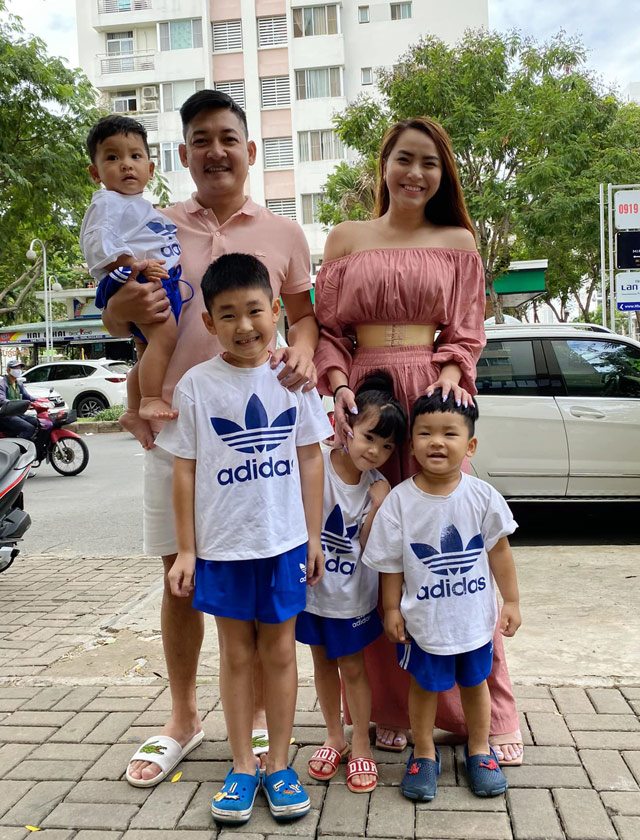 3 năm đẻ liền 3 con, vợ diễn viên Thành Đạt ra đường khoe eo vẫn hở gen nịt bụng - 1