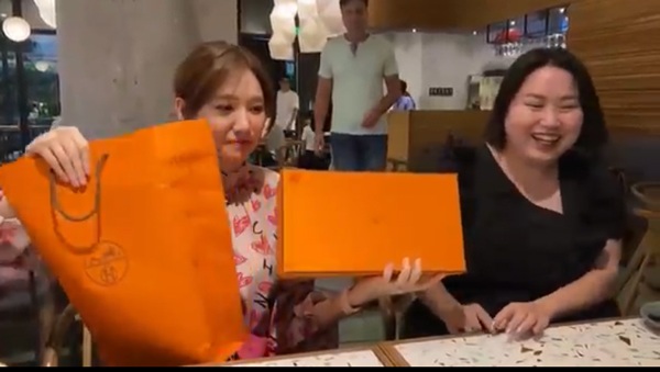 Nhìn quà sinh nhật toàn hàng hiệu của Hari Won, tính tổng sơ sơ cũng hơn cả tỷ đồng - 5
