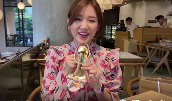 Nhìn quà sinh nhật toàn hàng hiệu của Hari Won, tính tổng sơ sơ cũng hơn cả tỷ đồng - 4