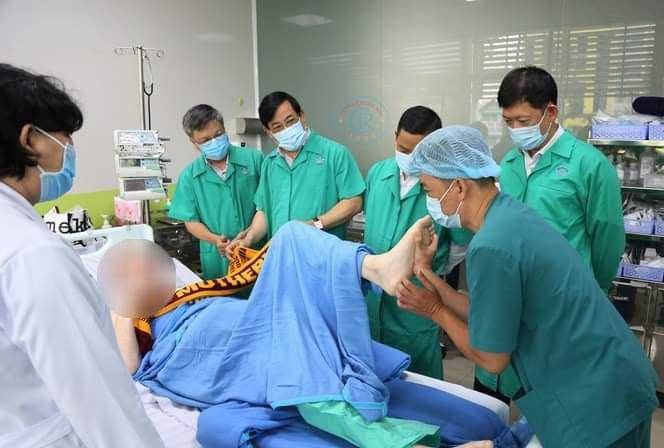 Bệnh nhân phi công Anh chính thức được công bố khỏi bệnh Covid-19 - 1