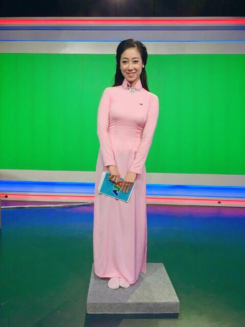 Ăn mặc chỉn chu lên sóng, đâu biết dàn BTV của VTV lại chỉ mang chân đất, dép lê - 7