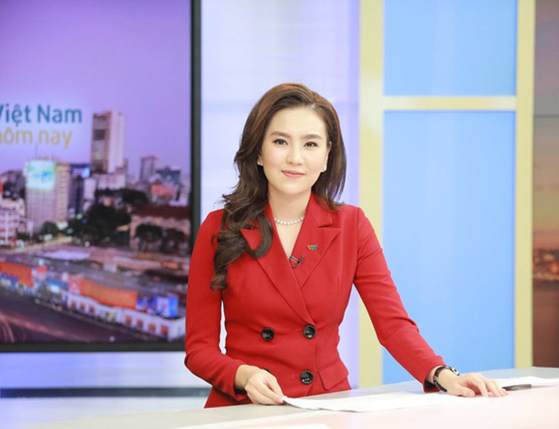Ăn mặc chỉn chu lên sóng, đâu biết dàn BTV của VTV lại chỉ mang chân đất, dép lê 2 an mac chin chu len song, dau biet dan btv cua vtv lai chi mang chan dat, dep le - 1