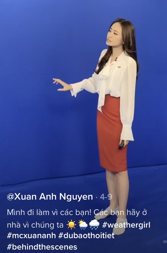 Ăn mặc chỉn chu lên sóng, đâu biết dàn BTV của VTV lại chỉ mang chân đất, dép lê - 9