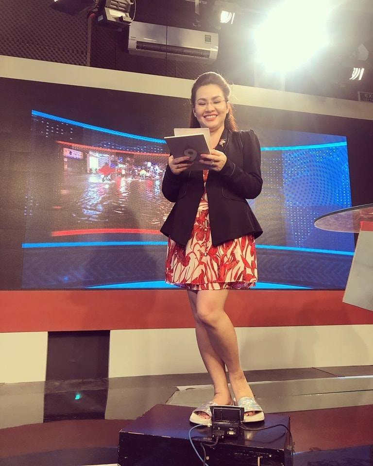 Ăn mặc chỉn chu lên sóng, đâu biết dàn BTV của VTV lại chỉ mang chân đất, dép lê - 6