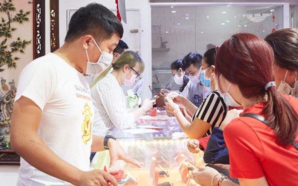 Tin tức 24h: Hàng xóm tiết lộ bất ngờ về nữ nhân viên ngân hàng vỡ nợ 200 tỷ đồng - 2