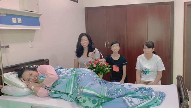 Sao Việt 24h: Phi Thanh Vân tạo dáng trên giường bệnh sau khi nhập viện cấp cứu - 1