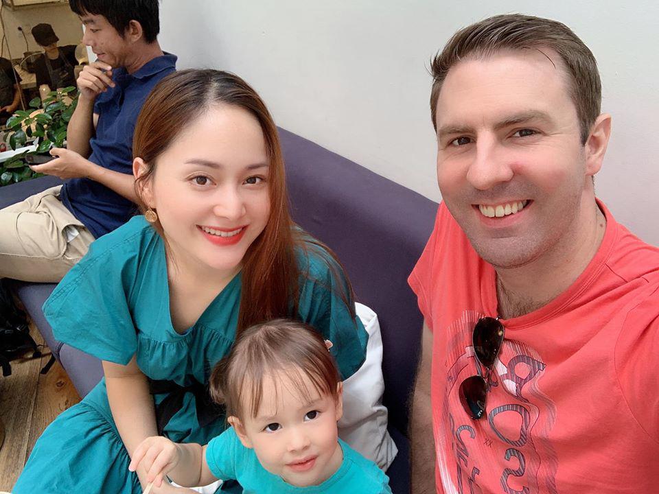 Sao Việt 24h: Phi Thanh Vân tạo dáng trên giường bệnh sau khi nhập viện cấp cứu - 10