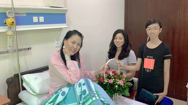 Sao Việt 24h: Phi Thanh Vân tạo dáng trên giường bệnh sau khi nhập viện cấp cứu - 2
