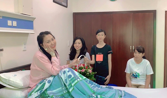 Sao Việt 24h: Phi Thanh Vân tạo dáng trên giường bệnh sau khi nhập viện cấp cứu - 3
