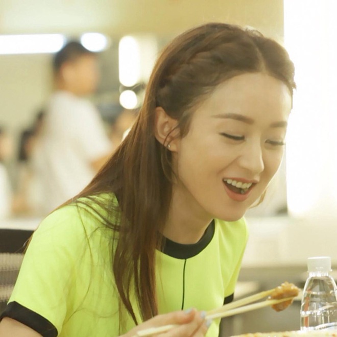 Triệu Lệ Dĩnh đứng đầu cuộc đua eo thon gọn với 52cm, lạ thay chung hội toàn mẹ một con - 13