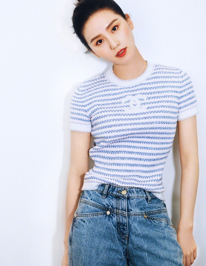 Triệu Lệ Dĩnh đứng đầu cuộc đua eo thon gọn với 52cm, lạ thay chung hội toàn mẹ một con - 12