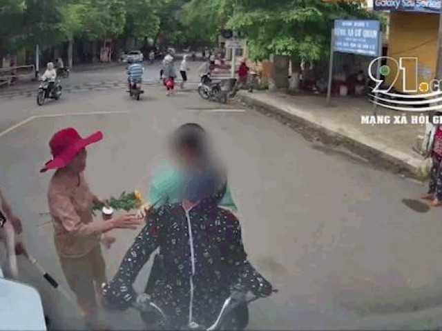 Clip Eva - "Ninja" xe đạp điện gan lì chặn đầu xe container