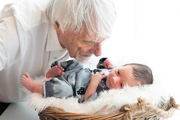 Tỉ phú 89 tuổi hạnh phúc đón con với vợ 3, dân mạng nghi ngờ liệu có bị amp;#34;cắm sừngamp;#34; - 4