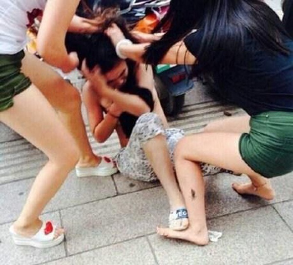 Tin tức 24h: Con gái đánh ghen hộ mẹ, ném mắm tôm lên “tiểu tam” và cái kết không ngờ - 1