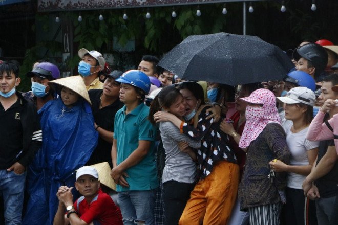 Tin tức 24h: Con gái đánh ghen hộ mẹ, ném mắm tôm lên “tiểu tam” và cái kết không ngờ - 2