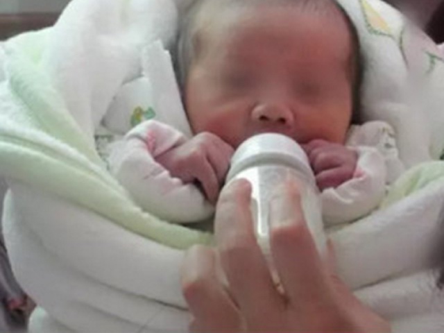 Bé 5 tháng tuổi nhập viện khẩn cấp vì bà dùng thứ nước này pha sữa công thức