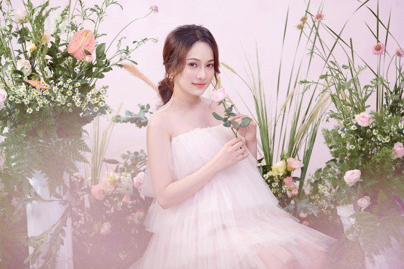 Vợ kém 13 tuổi của Dương Khắc Linh tung ảnh bầu ngọt như kẹo, bụng đã to như sắp sinh - 2