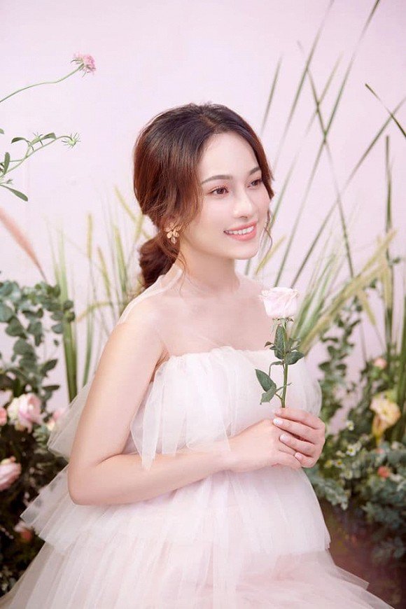 Vợ kém 13 tuổi của Dương Khắc Linh tung ảnh bầu ngọt như kẹo, bụng đã to như sắp sinh - 3