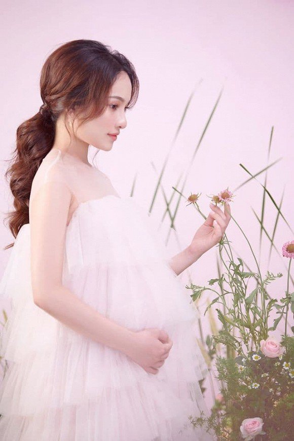 Vợ kém 13 tuổi của Dương Khắc Linh tung ảnh bầu ngọt như kẹo, bụng đã to như sắp sinh - 5