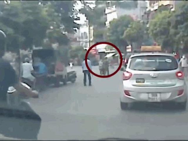 Clip Eva - Bất mãn cảnh nam thanh niên tông gục bác dân phòng khi cố tình chạy chốt