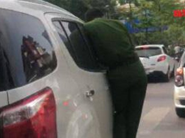 Công an bám cánh cửa, tài xế vẫn tăng tốc giữa phố