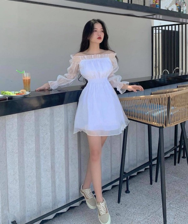 dien ao dai trang, nu sinh hut mat voi ba vong hoan hao sau lop vai mong manh - 8