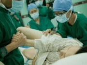 Bà bầu - Lỡ mang bầu khi mới 16 tuổi, nữ sinh "hóa đá" khi nhìn con chào đời