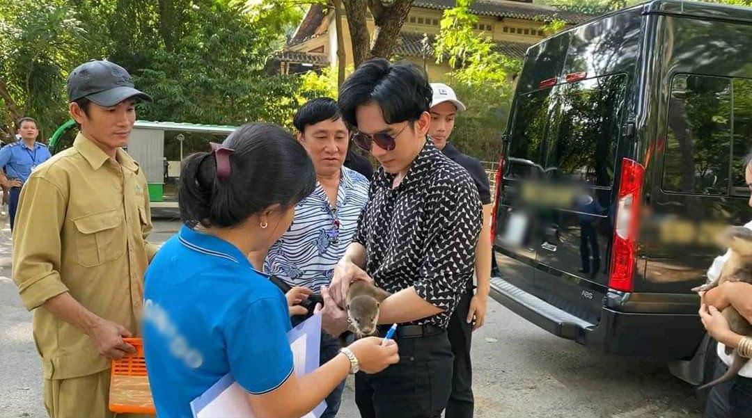 Sao Việt 24h: Trương Nam Thành ngọt ngào bên vợ đại gia, cặp song sinh amp;#34;cưng muốn xỉuamp;#34; - 11