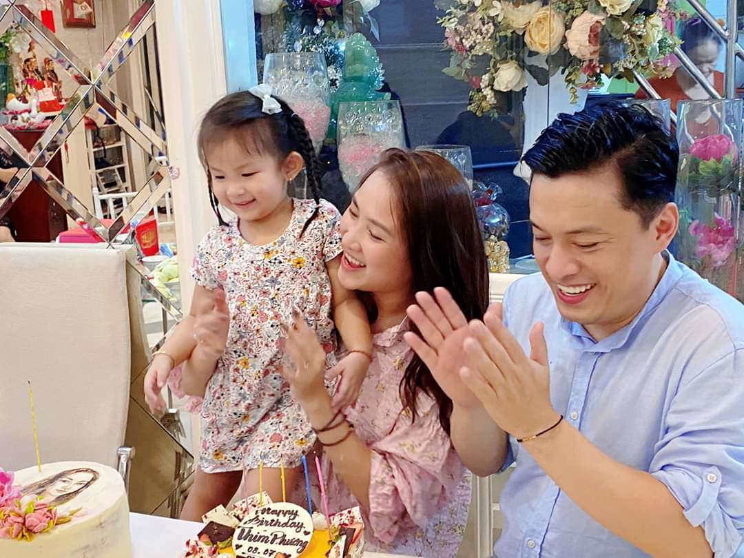 Sao Việt 24h: Trương Nam Thành ngọt ngào bên vợ đại gia, cặp song sinh amp;#34;cưng muốn xỉuamp;#34; - 12