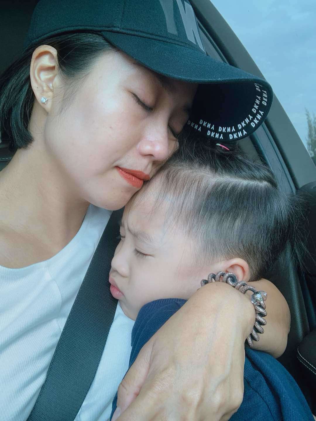 Sao Việt 24h: Trương Nam Thành ngọt ngào bên vợ đại gia, cặp song sinh amp;#34;cưng muốn xỉuamp;#34; - 10